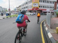 Para peserta ekspedisi Women Across Borneo menjelajah Kota Kuching beriringan, dipimpin oleh guide dari Sarawak Tourism Board. Jalanan mulus dan cukup lengang, kendaraan pun tak ada yang membunyikan klakson karena bunyi itu tak lumrah bagi warga Kuching. (Sastri/detikTravel)