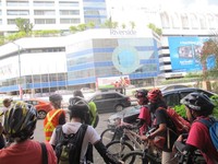 Para peserta ekspedisi Women Across Borneo bersiap gowes di depan kantor Sarawak Tourism Board. Tur keliling kota akan memakan waktu sekitar 2,5 jam, dimulai pukul 09.45 waktu setempat. (Sastri/detikTravel)