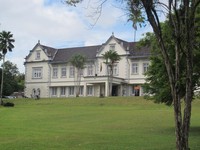 Sarawak Museum adalah museum yang paling banyak dikunjungi wisatawan. Di dalamnya terdapat peninggalan sejarah kedatangan Inggris dan seluk-beluk James Brooke, satu-satunya orang kulit putih yang pernah memerintah Provinsi Sarawak (Sastri/detikTravel)