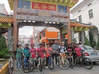 Para peserta Women Across Borneo berpose di gerbang masuk Jalan Pudungan alias Chinatown. Nuansa merah-emas menambah semarak kawasan yang sangat ramai saat Tahun Baru Imlek ini. (Sastri/detikTravel)