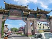 Gerbang di sisi lain Chinatown. Di samping gerbang ini terdapat patung kucing raksasa berwarna putih yang mengenakan topi dan syal dari kain lokal. (Sastri/ detikTravel)