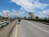 Inilah jembatan tertua di Kota Kuching, disinyalir ada sejak abad ke-18. Letaknya di dekat Kampong Bintangor, pemukiman warga yang sama tuanya. Mereka hidup di bantaran Sungai Bintangor, di dalam rumah-rumah kayu bergaya victoria.  (Sastri/detikTravel)