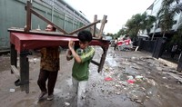 Mereka mengaku jika dipindahkan, akan dikenakan biaya sebesar 30 persen dari penghasilan penjualanya.