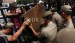 Puluhan PKL di Cipinang Ditertibkan