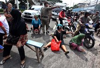 Mereka meletakan kursi dan duduk-duduk di tengah jalan raya.