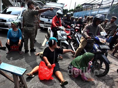 PKL Blokir Jalan di Depan LP Cipinang
