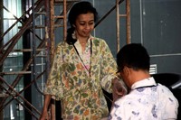 Elda masuk ke loby KPK didampingi koleganya. Ramses/detikFoto.