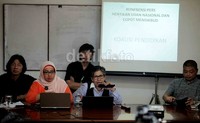 Koalisi Pendidikan memberikan keterangan pers terkait mundurnya UN di 11 provinsi di Kantor ICW, Jl Kalibata Timur, Kalibata, Jaksel, Kamis (18/4/2013).