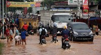 Banjir ini juga menyebabkan kemacetan panjang.