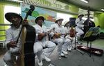 Musik Keroncong di Stasiun Gambir