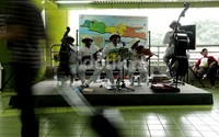 Lagu-lagu keroncong yang bernada pelan dinilai para pengguna stasiun cukup menyenangkan.