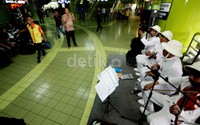 Grup musik ini cukup menghibur pengguna stasiun. Beberapa di antaranya bahkan mengabadikan dengan ponsel.
