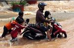 Puluhan Sepeda Motor Terjebak Banjir