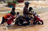 Nekat menerobos banjir, sepeda motor ini mogok.