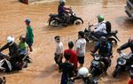 Puluhan Sepeda Motor Terjebak Banjir