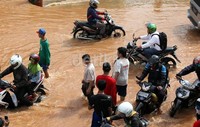 Banjir ini memutus lalu lintas di Jalan Raya Jati Mekar.
