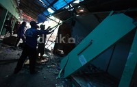 Petugas dari PT KAI membongkar kios-kios milik pedagang.