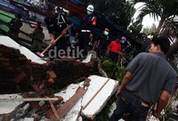 Ada ratusan petugas yang mengawal penertiban tersebut.