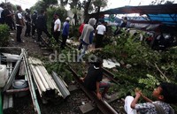 Para pedagang tak melawan petugas yang menghancurkan kios mereka dengan menggunakan palu-palu besar.