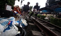 Mereka tampak mengevakuasi barang-barang yang bisa diselamatkan.
