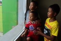 Selama ini Tasripin mesti pergi ke sawah untuk mencari uang demi menghidupi ketiga adiknya. Ibunya telah meninggal, sementara ayahnya bekerja di Kalimantan bersama sang kakak. Arbi Anugrah/detikcom.