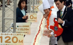 Mahasiswa Jepang Raih Rekor Dunia Atas Bolu Gulung Terpanjang