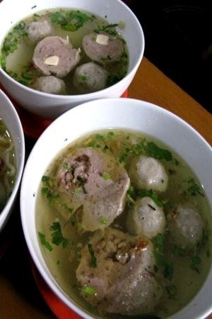 Saat Hujan, Paling Asyik Menyantap Bakso dan Soto Ayam!