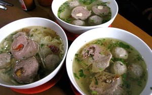 Saat Hujan, Paling Asyik Menyantap Bakso dan Soto Ayam!