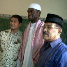 Ratusan Orang Jadi Saksi Abanda Masuk Islam