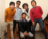 Ryan bersama rekan bandnya. Gusmun/detikFoto.