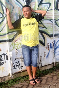 Sule tampil santai dibalut kaus kuning dan celana pendek jeans. Gus Mun/detikHOT.