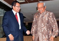 Direktur Utama Perum Bulog Sutarto Alimoeso (kanan) bertemu Rizal Ramli yang juga mantan kepala Bulog. (Rendra)