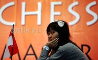 Pecatur muda Indonesia, WIM Medina Warda Aulia tampil cantik dengan pita kupu-kupu yang menghiasi rambutnya.