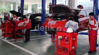 Pada lantai pertama konsumen bisa mempercayakan kendaraan mereka di tangan para mekanik Mitsubishi.