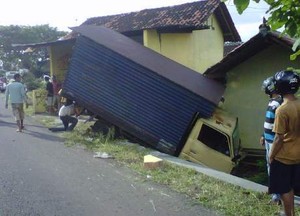 Pecah Ban, Truk Boks Tabrak Kios di Bantul