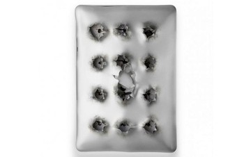 Tablet ini memang menjadi trendsetter. Tapi di tangan seniman yang beralamat di bloodyloud.com, iPad dirusak dan dilubangi bagian belakangnya. Hasilnya? Masih elegan. (Kredit foto: Bloodyloud)     