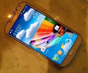     Galaxy S4 memiliki resolusi definisi tinggi 1920 x 1080 pixel dan kepadatan pixel 441 ppi (pixel per inch). Sistem operasi yang digunakan adalah Jelly Bean. Samsung menyediakan cukup banyak widgets custom, Termasuk Samsung Hub, S travel dan sebagainya.