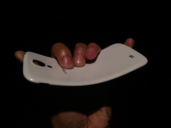     Seperti sudah banyak diulas, desain Galaxy S4 tidak jauh bedanya dengan Galaxy S III. Plastik kembali jadi pilihan Samsung di handset flagship-nya ini. Untuk layar mencapai 5 inch dan ketebalan hanya 7,9 mm sehingga terasa ringan dan lebih tipis dibandingkan S III.