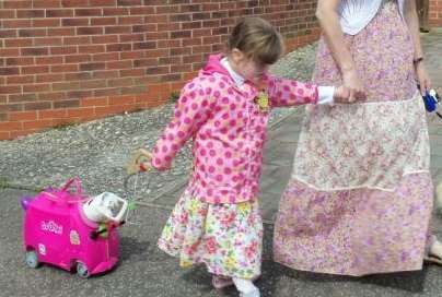 Hidup Gadis Kecil Ini Bergantung Pada Mainan Pink-nya