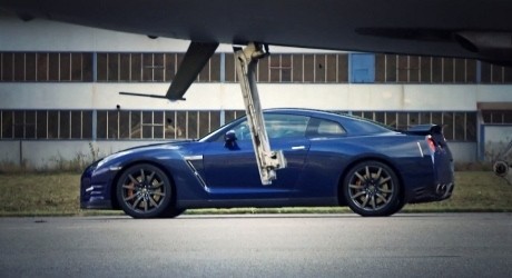 Nissan GT-R Vs Pesawat Jet, Mana yang Lebih Cepat?