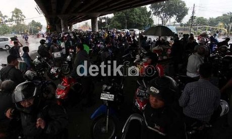 Pemotor yang Berteduh di Bawah Jembatan Biang Kemacetan Kala Hujan
