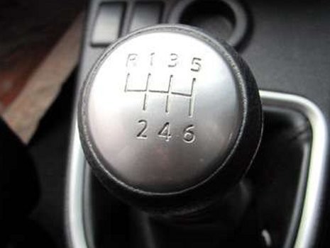 Punya Mobil Manual, Hindari Hal Berikut Ini!