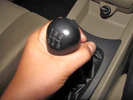 Punya Mobil Manual? Perhatikan 2 Hal Ini!