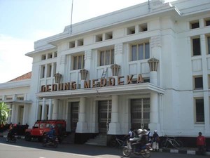Keren! Gedung Merdeka Bandung Gelar Pameran Kain Gendong