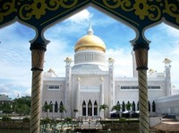 Masjid Omar Ali Saifuddin terletak di pusat kota Bandar Sri Begawan, Brunei Darussalam. Jika ditempuh dari bandara hanya sekitar 20 menit (Iqbal/detikTravel)
