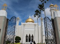 Memasuki Masjid Omar Ali Saifuddin, pengunjung akan melalui sebuah pagar setinggi 4 meter yang selalu terbuka. Inilah destinasi utama para pelancong yang menuju negeri Sultan Brunei (Iqbal/detikTravel)