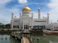 Masjid yang dibangun di atas laguna atau kolam buatan ini terlihat sangat megah dengan sebuah kubah besar dan menara yang terbuat dari marmer serta kubahnya yang berlapis emas (Iqbal/detikTravel)