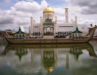 Daya tarik Masjid Omar Ali Saifuddin adalah sebuah perahu besar yang merupakan replika perahu Mahligai milik Sultan Bolkiah pada abad ke-16 (Iqbal/detikTravel)