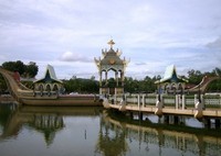 Dari jauh perahu ini memang tampak nyata dan seolah sedang bersandar di sisi masjid. Namun rupanya hanya replika bangunan, di mana untuk menuju ke sana harus melalui sebuah jembatan yang terbuat dari marmer yang berada di sebelah kiri pintu masuk masjid (Iqbal/detikTravel)