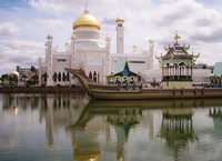Di atas perahu besar inilah spot paling pas untuk mengabadikan megahnya Masjid Omar Ali Saifuddin. Pengunjung juga bisa berfoto dengan latar belakang tempat yang disucikan bagi umat Islam tersebut (Iqbal/detikTravel)